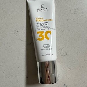 Daily Prevention Sheer Matte Moisturizer - White and Silver